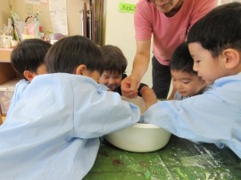 小麦粉ねん土であそんだよ（３歳児）