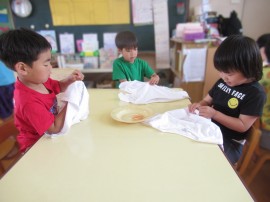 お泊まりのTシャツを玉ねぎで染めたよ(5歳児)